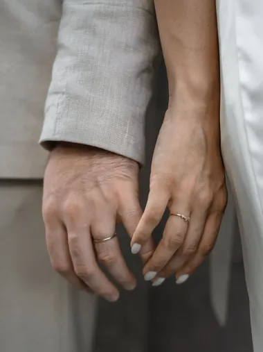 Tangan pengantin dengan cincin pernikahan